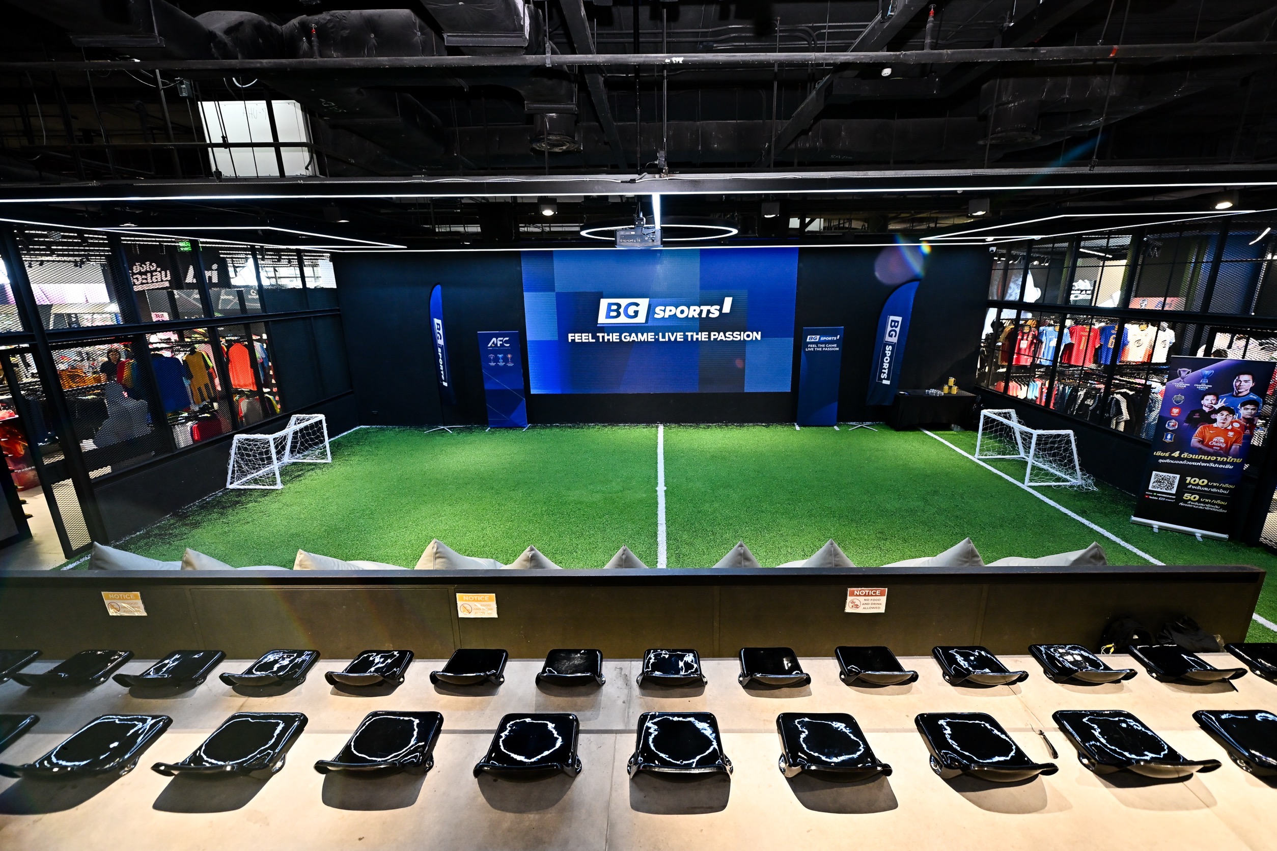 เชียร์บอลกับเพื่อนซี้ผ่านจอใหญ่แบบจุใจที่งาน BG SPORTS x ARI WATCH PARTY ที่ ARI FOOTBALL สาขา One Bangkok