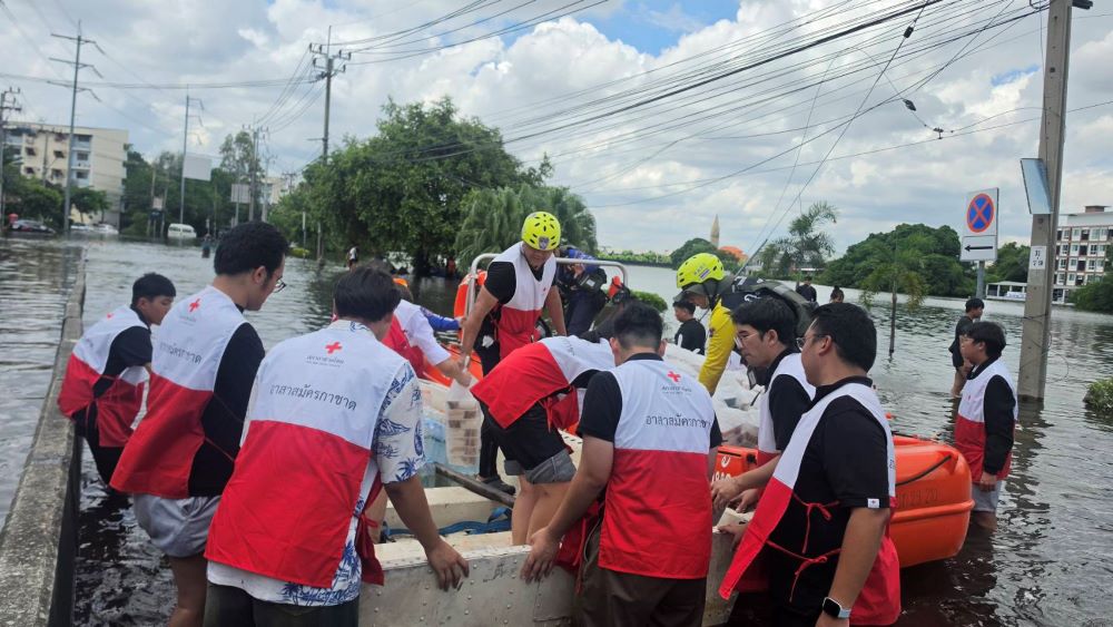 ระดมอาสาฝ่าน้ำท่วม! สำนักงานยุวกาชาดฯ เร่งแจกอาหาร–น้ำดื่ม พร้อมช่วยอพยพประชาชนจากพื้นที่เสี่ยง
