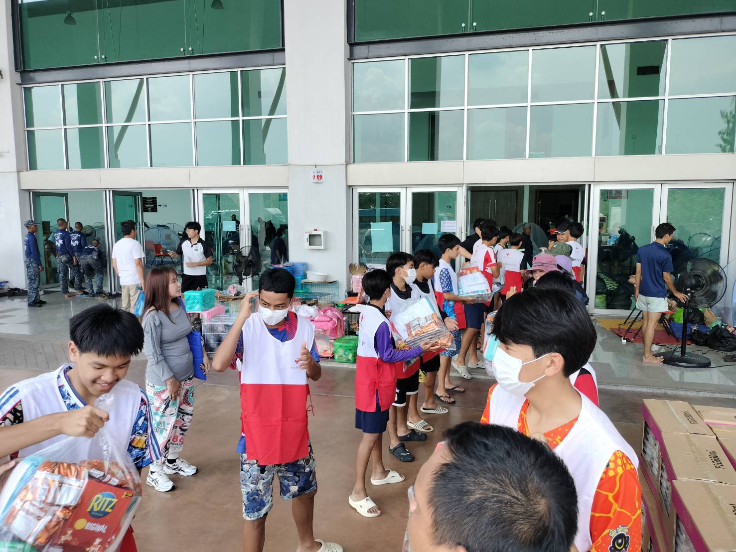 พลังอาสาไม่รอช้า! กาชาดผนึกเยาวชน ขนถุงยังชีพ 2,603 ถุง เร่งช่วยประชาชน