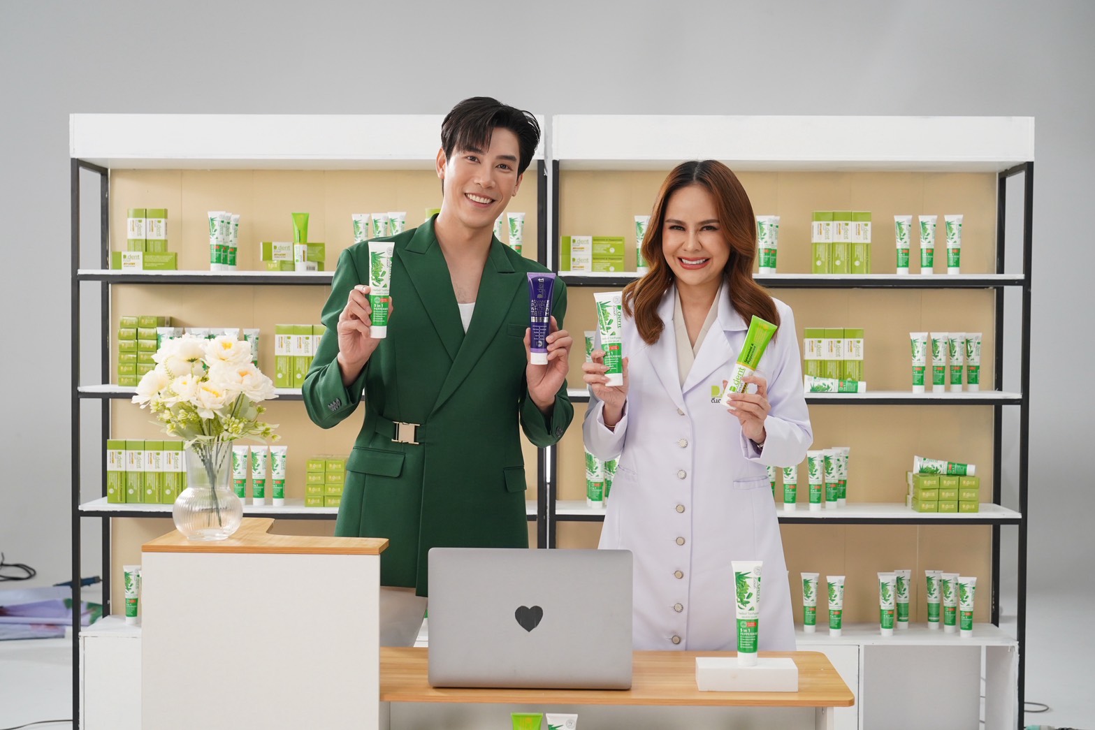 "D.Dent" (ดีเดนท์) ยาสีฟันคนไทยหัวใจไทย ทุ่มงบสุดปัง เปิด TVC ตัวแรก ดึงพระเอก “เคน ภูภูมิ” ขึ้นแท่นพรีเซนเตอร์ ปรับสูตรเพื่อคนรุ่นใหม่ ภายใต้คอนเซปต์ D.Dent เข้าถึงทุกครัวเรือน
